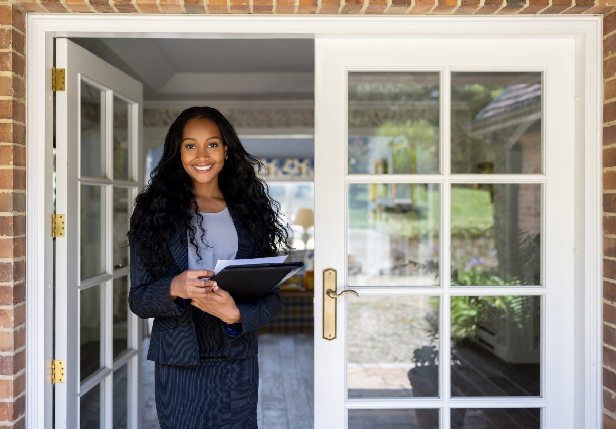 Real Estate woman on the front door